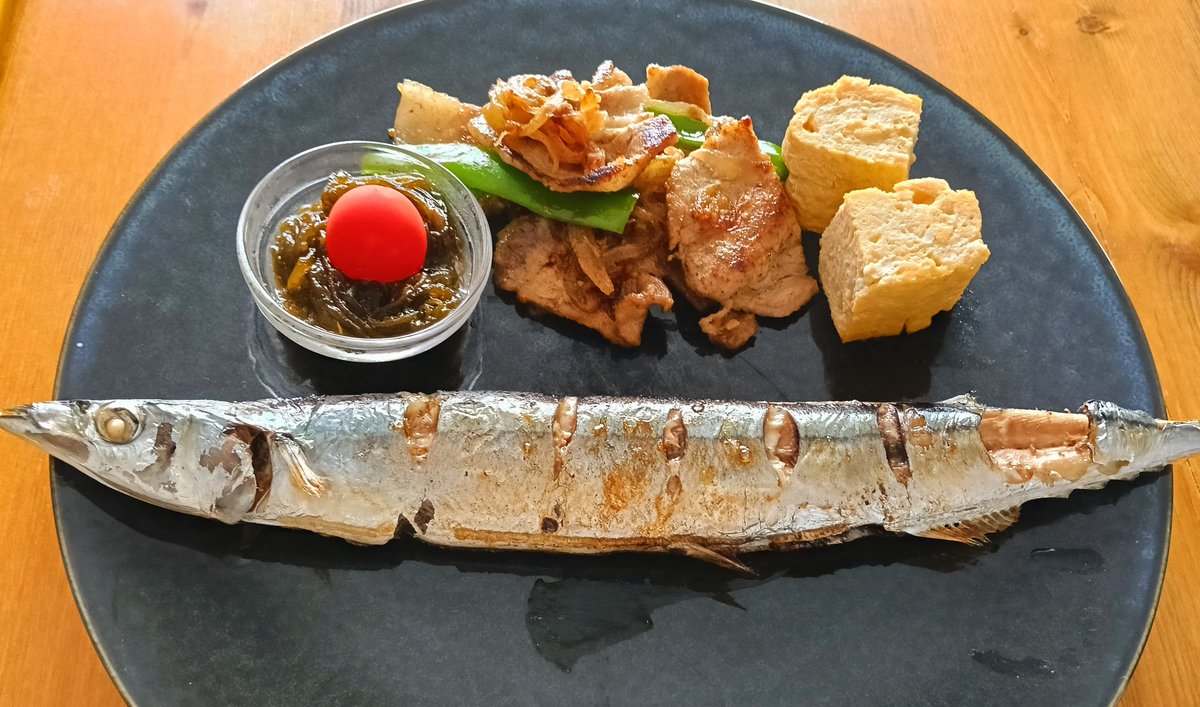 CareerLab_'s tweet image. 朝、握ったおにぎり🍙
秋刀魚、豚ロースのニンニク炒めに出汁巻き玉子と、さっぱりもずく酢。
とっても合いました💛

#OnigiriAction
#発酵文化研究所