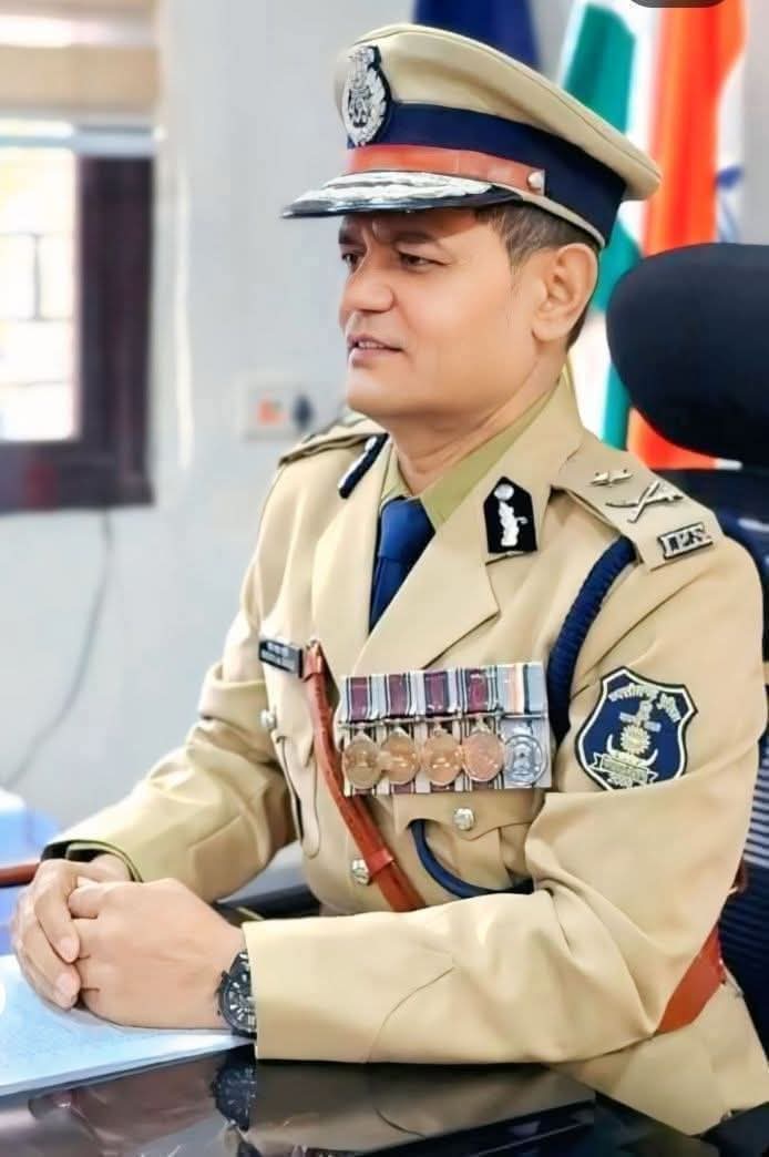 SI की बीबी को छत्तीसगढ़ के IPS रतनलाल डांगी वीडियो कॉल पर अपना मूत्र करने वाला अंग दिखाते थे..यौन उत्पीड़न का लगा आरोप.!

छत्तीसगढ़ में पदस्थ 2003 बैच के IPS रतन लाल डांगी पर एक SI रैंक के पुलिस अधिकारी की पत्नी ने यौन उत्पीड़न के आरोप लगाया है..सूत्र बताते हैं कि पीड़िता ने