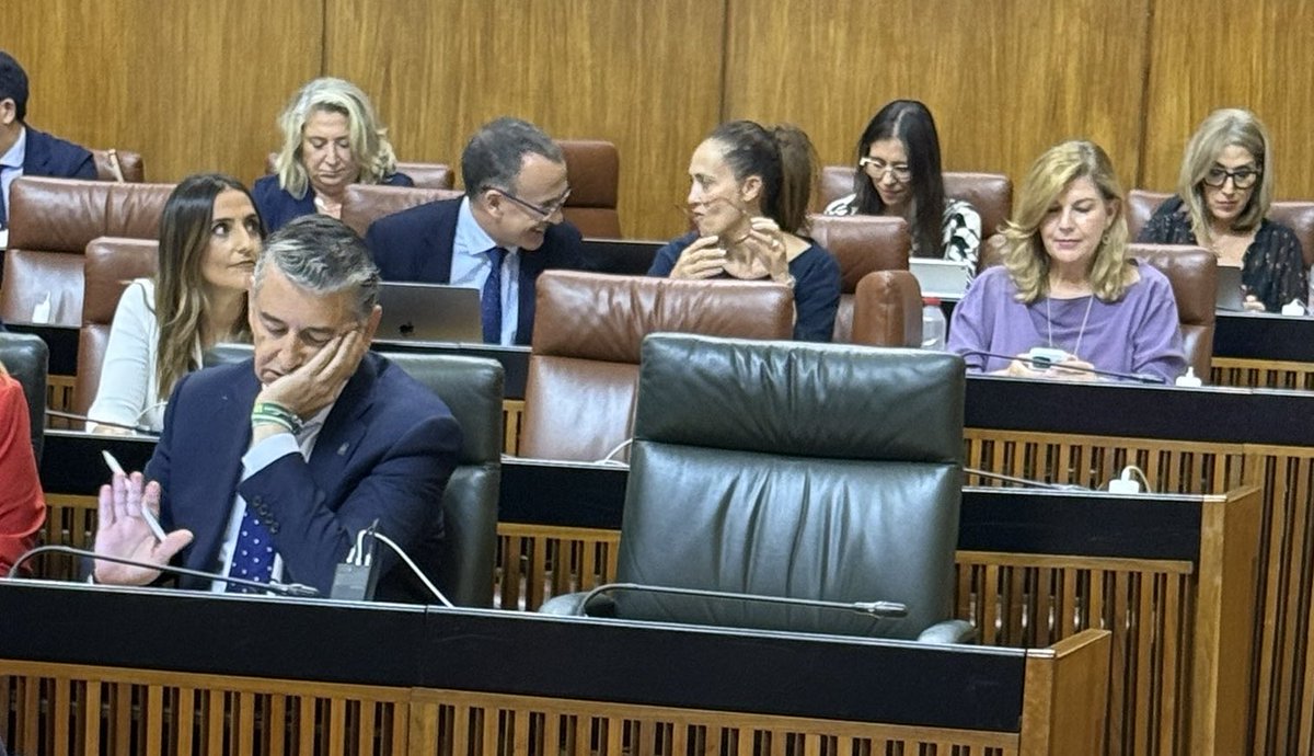 ¡Ah, que toca hablar de los cribados! Bonilla acaba de acordarse de algo urgente y deja prestando atención máxima a su consejero como se puede observar.