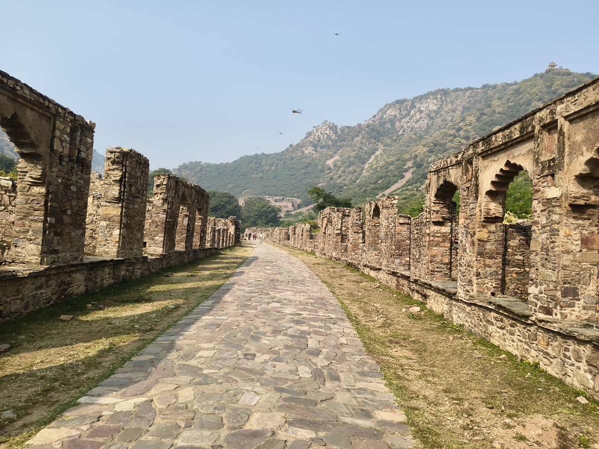 Krishanwirtes's tweet image. भानगढ़ जहां डर भी घूमते-घूमते थक जाता है!जहां हर दीवार में रहस्य छुपा है और हर छाया में डर जहां रात में कदम रखते ही डर आपके साथ चलता है
क्या आपने कभी यहां की कहानियां सुनी है,क्या आप खुद आना चाहोगे? वीरान गलियों और भूतिया कहानियों के बीच #HauntedVibes #MysteryTrip #FearAndThrill