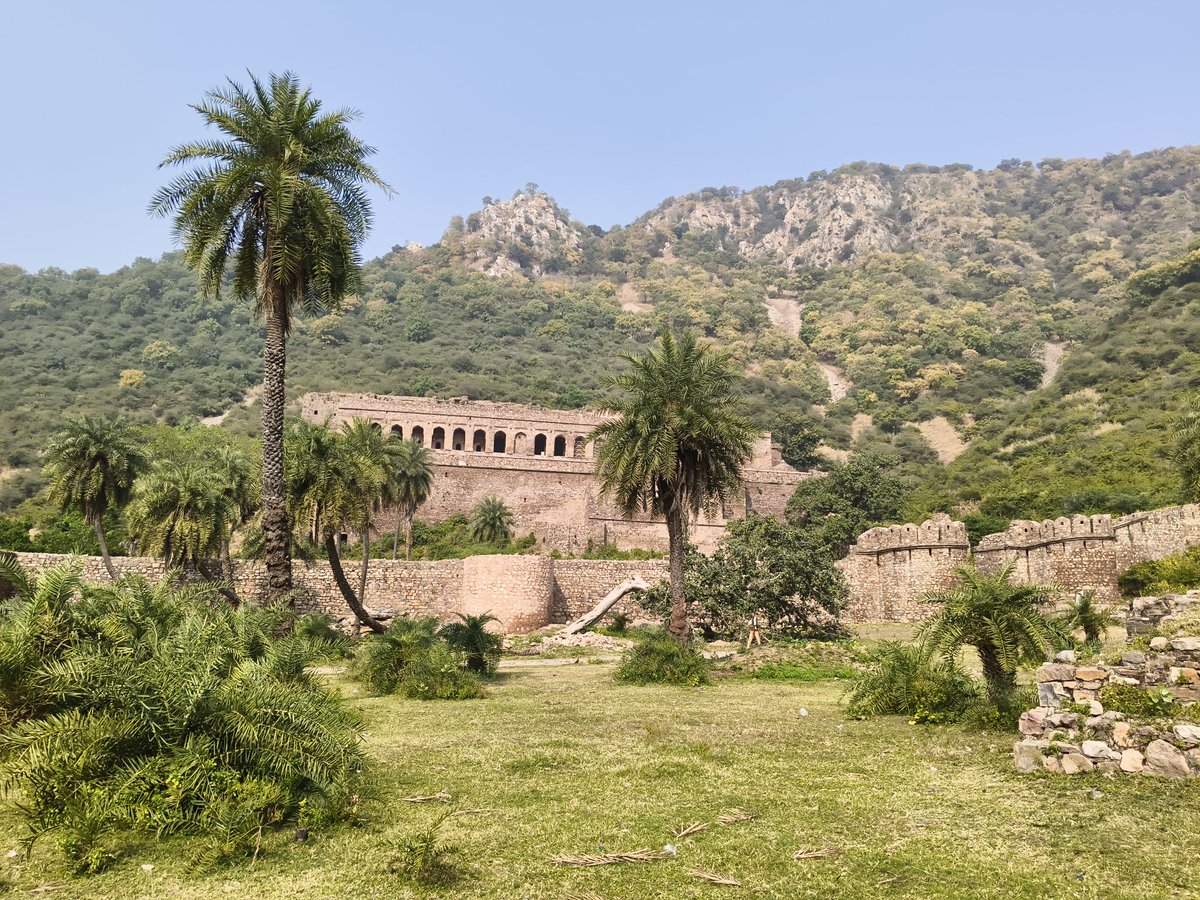 Krishanwirtes's tweet image. भानगढ़ जहां डर भी घूमते-घूमते थक जाता है!जहां हर दीवार में रहस्य छुपा है और हर छाया में डर जहां रात में कदम रखते ही डर आपके साथ चलता है
क्या आपने कभी यहां की कहानियां सुनी है,क्या आप खुद आना चाहोगे? वीरान गलियों और भूतिया कहानियों के बीच #HauntedVibes #MysteryTrip #FearAndThrill