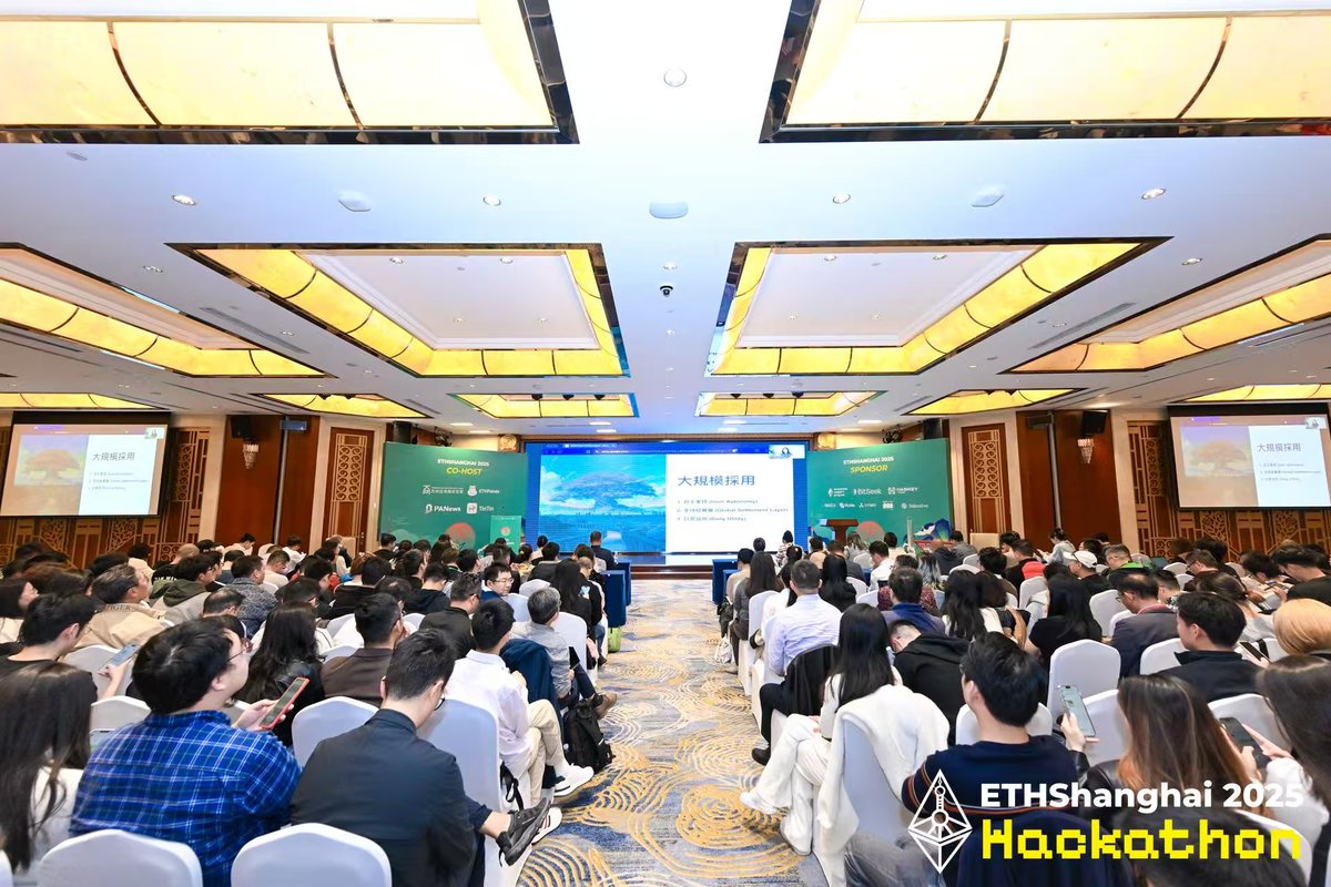 CrustNetwork's tweet image. Excited to have participated in #ETHShanghai and the 11th Global Blockchain Summit with @WXblockchain!
It’s always inspiring to connect with the global Web3 community and share the latest in decentralized storage and innovations!