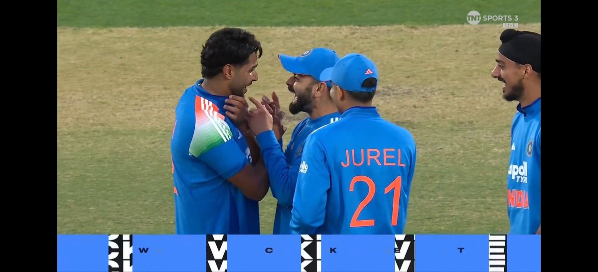 Divu Ahir (@divuahirr) on Twitter photo Le tamacha, le ghusa Harshit and GG trolls. 
#IndianCricket #INDvsAUS #harshit #ViratKohli #RohitSharma Le tamacha, le ghusa Harshit and GG trolls. 
#IndianCricket #INDvsAUS #harshit #ViratKohli #RohitSharma
