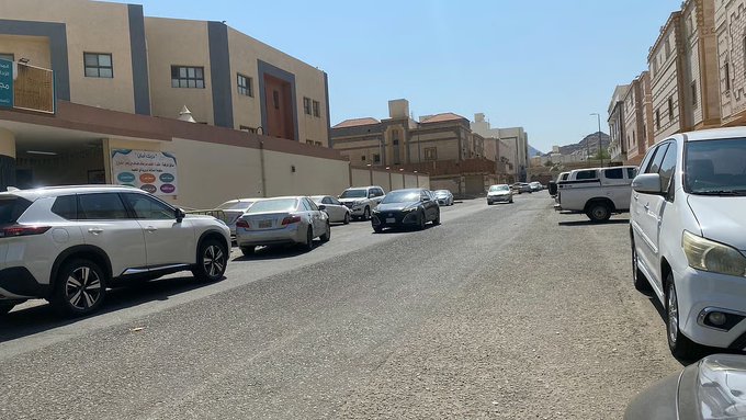 أولياء أمور يطالبون بوضع مطبّات أمام مجمع الأميرة نورة بالشرائع. حماية الطالبات والعاملين من حوادث الدهس. المجمع يفتقر لمطبّات رغم كثافة مرور عالية. مرور سيارات مراكز تجارية وعمالة بسرعة وتهور. المطالبات تهدف لتنظيم الحركة والحفاظ على الأرواح 