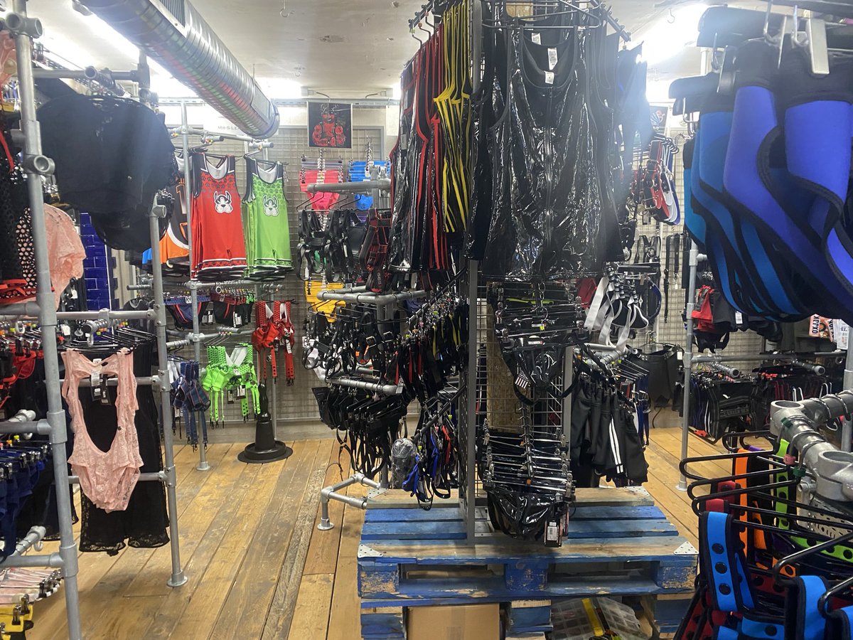 Skraarotten's tweet photo. Boxxman Paris 🇫🇷

+wide range of toys &amp; gear 
+clean cruising area( dark room)  below - 12€ entry + 1€ coat
+two wide area dark room  with private cabins and multiple glory holes 
+decent looking and respectful guys 

- no reentry 
-no douche or hose provided https://t.co/QKH7iN4vB3