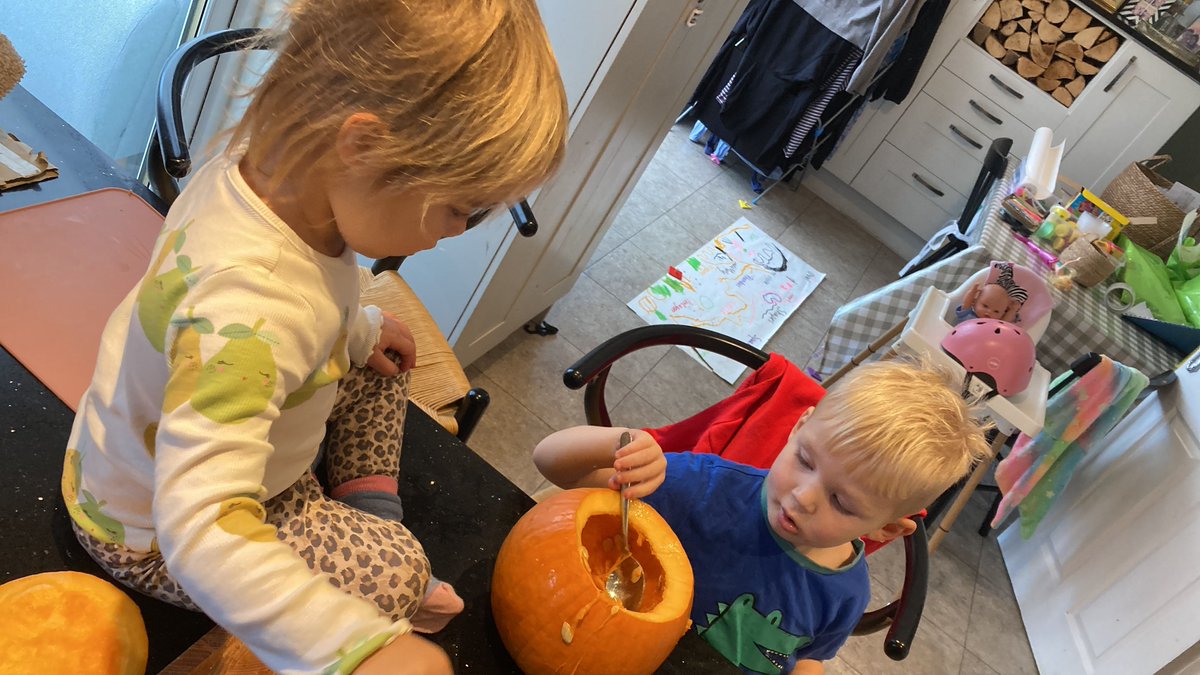 PeepleCentre's tweet image. Squelchy, slimy, heavy, light – so many ways to describe pumpkin play! 

Each word we share while we play builds children’s understanding of their world.

Talking + doing = early learning magic 

#TalkingTogether #MessyPlay #LearningThroughPlay