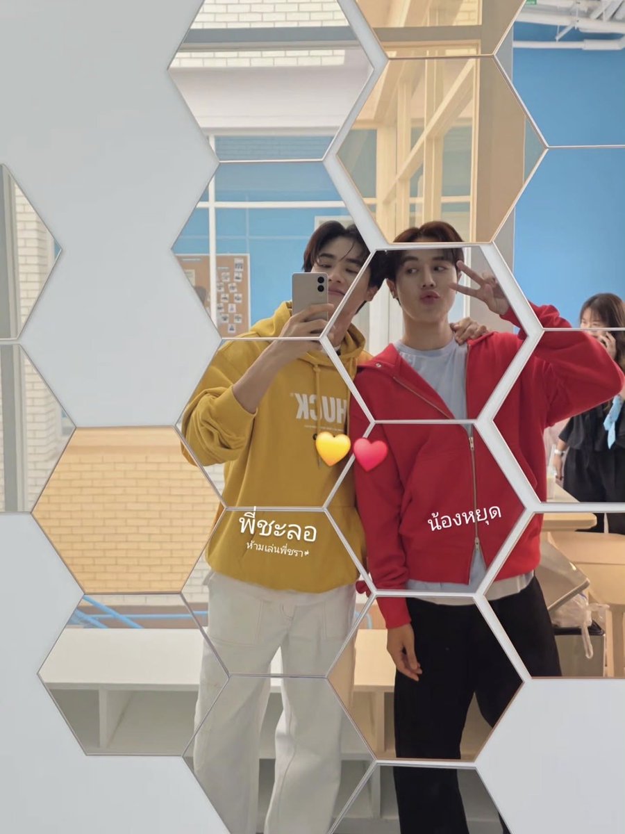 Ichy_K's tweet image. พี่(เต)ชะลอ น้อง(อาร์ม)หยุด และน้องไฟเขียวไปไหนนนนน ถ้ามายืนด้วยกันก็อยู่ในปาร์ตี้ร้อนดังกะไฟเยอร์เลยนะ 🔴🟡🟢 

#Tawan_V #Newwiee #arm_wc