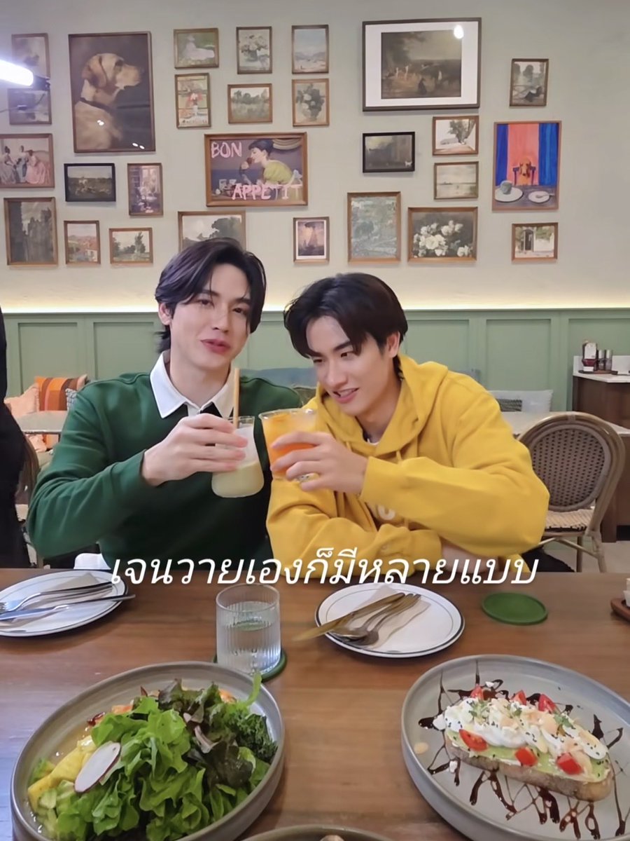 Ichy_K's tweet image. พี่(เต)ชะลอ น้อง(อาร์ม)หยุด และน้องไฟเขียวไปไหนนนนน ถ้ามายืนด้วยกันก็อยู่ในปาร์ตี้ร้อนดังกะไฟเยอร์เลยนะ 🔴🟡🟢 

#Tawan_V #Newwiee #arm_wc