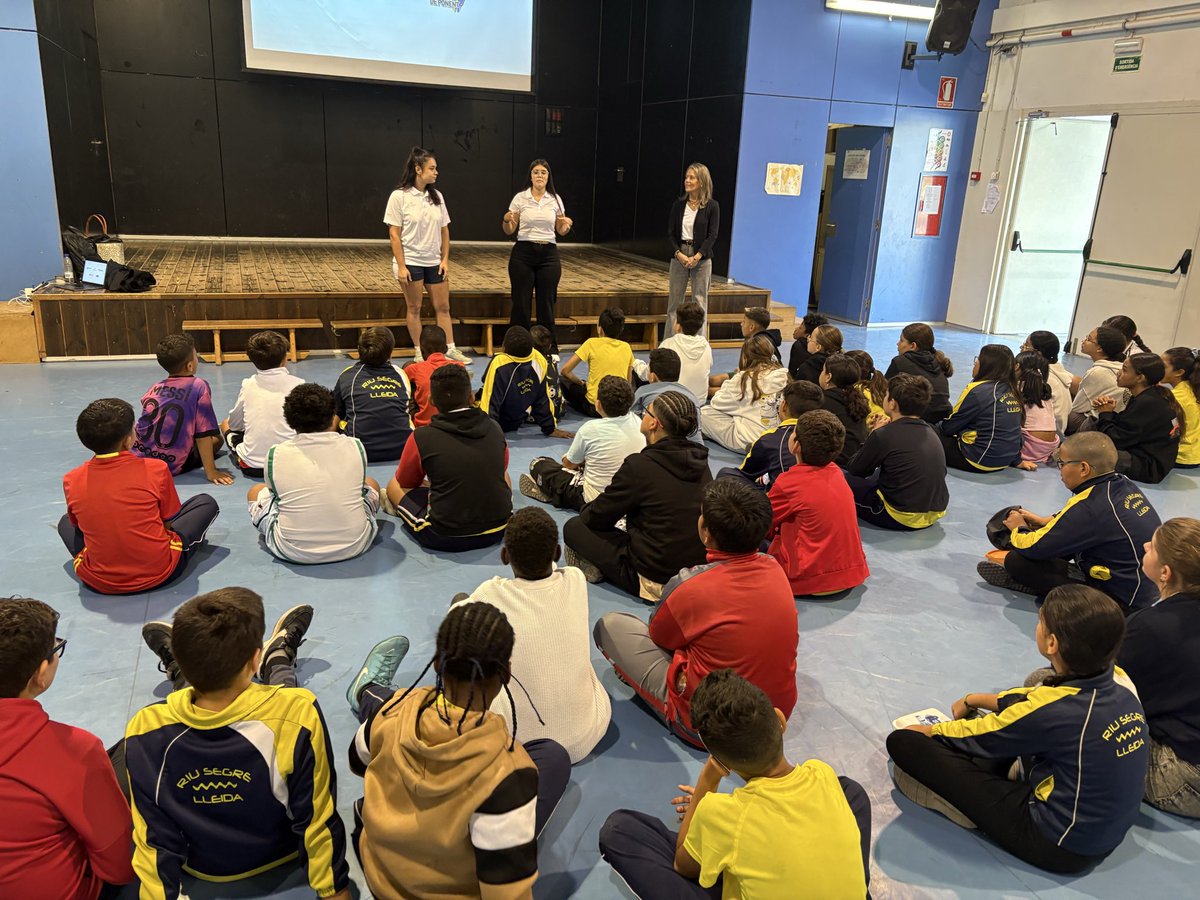 XaviCampus's tweet photo. Impulsem referents femenins en l’esport!  
Al centre Riu Segre @ImpulsemEsport #LLEIDA arriba enguany a les escoles de primària amb l’objectiu de trencar estereotips i inspirar les nenes a somiar i lluitar pels seus somnis esportius.  
Amb Gisela Segalà @GiselaSegala i Elsa Boix! https://t.co/vDmHwB56OQ
