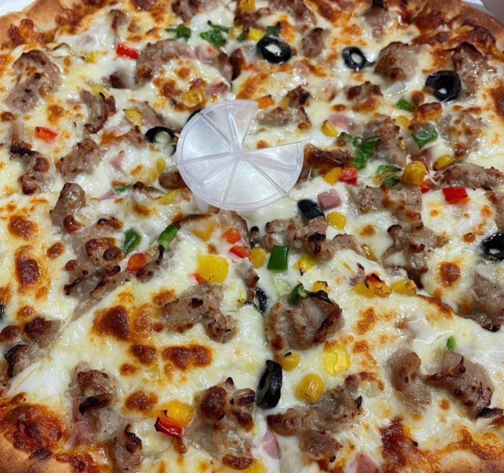 엄마가 광주에서 피자가게를 하시는데
진짜 너무 맛있는데 ... 
요즘 장사가 너무 안된다고하셔서..
한번 올려봅니다!
가게 이름은 “피자에꿈”이고 광주광역시 쌍촌동에 있고 배달&amp;포장 전문이고 피자도우는 냉동도우 절대 안쓰고 매일 아침 엄마가 직접 반죽하고 숙성시켜서 나가는 팬피자입니다!