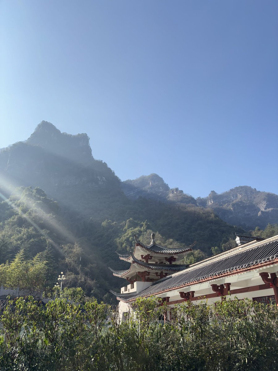 ถ้าเบสิคสุดเราคิดว่าคนน่าจะแนะนำเซี่ยงไฮ้ค่ะ แต่ส่วนตัวเราว่าถ้าสายธรรมชาติหน่อย ขอแนะนำรูทฉางซา-จางเจียเจี้ย-เฟิงหวงค่ะ

ที่แนะนำรูทนี้เพราะว่าธรรมชาติสวย อลังการแบบคนละสไตล์กับอิตาลี และไม่ลำบากเลยค่ะ ผู้สูงวัยไปสบายมาก มีกระเช้า ลิฟท์และบันไดเลื่อนทุกจุด