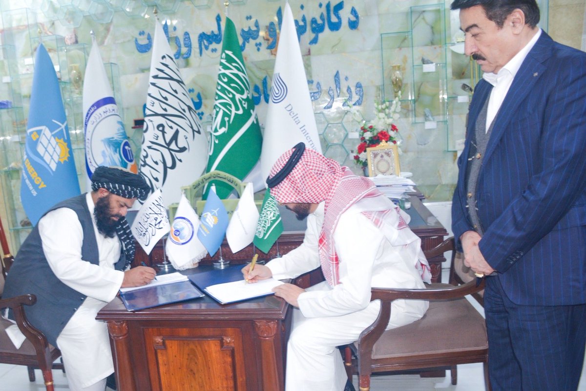 د کانونو او پټرولیم وزیر د دلتا انټرنیشنل کمپنۍ له اجراییوي رئیس سره وکتل
د کانونو او پټرولیم وزیر الحاج ملا هدایت الله بدري د پنجشنبې په ورځ د ۱۴۰۴ لمریزکال د لړم میاشتې په ۱ نېټې په خپل کاري دفتر کې د سعودي عربستان دلتا انټر نیشنل کمپنۍ له اجراییوي رئیس شاهر التقي