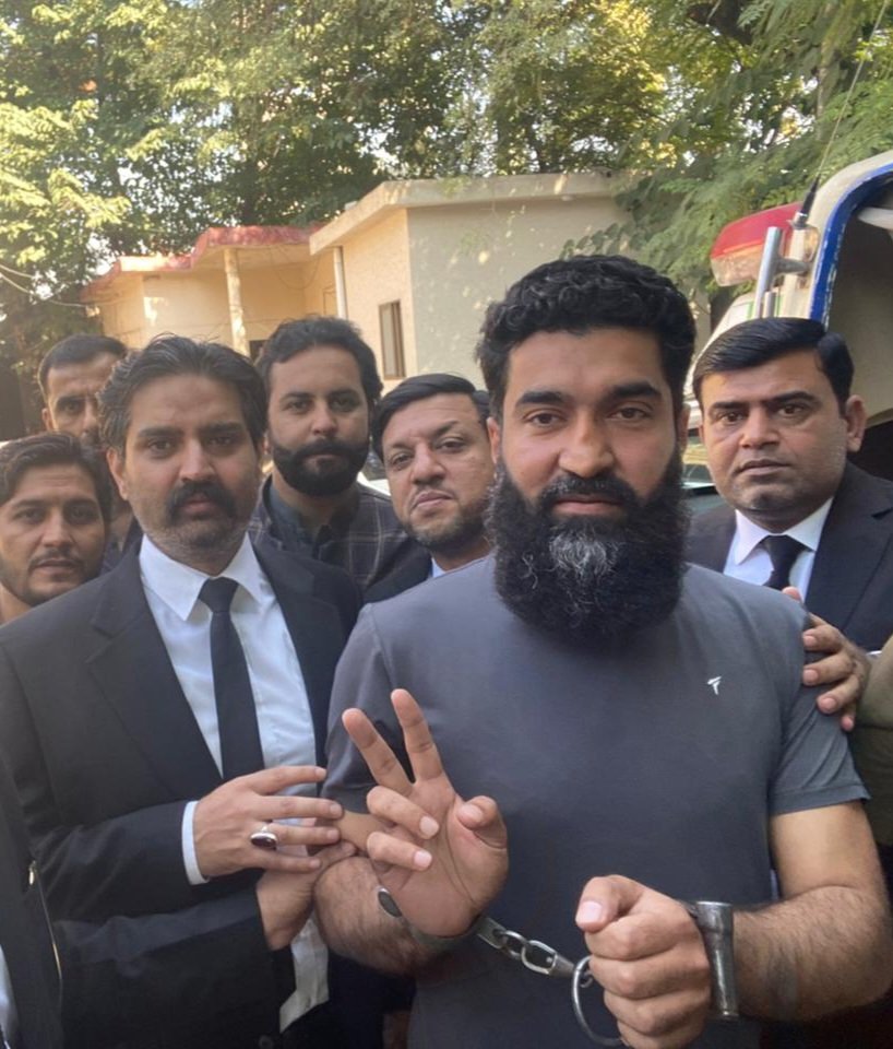 الحمدللہ مزامت جرات بہادری اور وفاداری کی پہچان ہمارا بھائی راجہ شہباز احمد بھٹی کو اج چھ دن کے بعد پورے پاکستان سے اوازیں اٹھنے کے بعد راولپنڈی کے ایک تھانہ نے اے ٹی سی کی عدالت میں پیش کیا اس کی مسکراہٹ اس بات کی گواہی دے رہی ہے کہ وہ اپنے نظریے کے ساتھ ڈٹ کر کھڑا ہے الحمدللہ