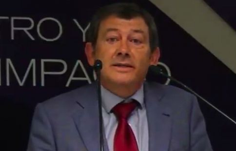 Este inspector de la Policía se llama Bonifacio Díaz Sevillano. Estuvo metido en la guerra sucia urdida por la Policía Patriótica del PP contra dirigentes de Podemos inventándose el esperpéntico bulo de que Miguel Urban traficaba con 40 kilos de cocaína en Malasaña.