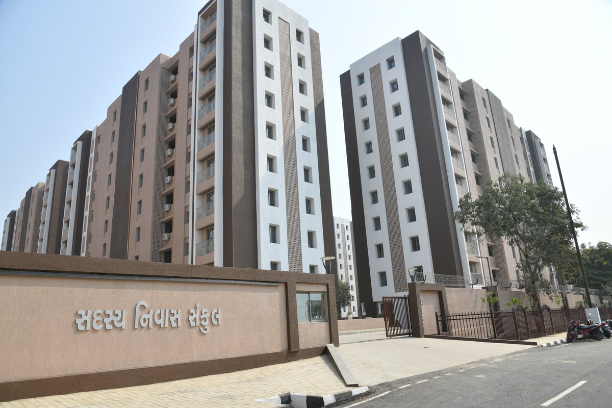CMOGuj's tweet photo. આધુનિક સમયની જરૂરિયાતને ધ્યાનમાં રાખીને તૈયાર કરવામાં આવેલ આ સદસ્ય નિવાસ સંકુલમાં માનનીય વડાપ્રધાન શ્રી નરેન્દ્રભાઈ મોદીએ 'કેચ ધ રેઈન' અને જળ સંચયના આપેલા વિચારને અનુરૂપ ભૂગર્ભમાં વરસાદી પાણીના સંગ્રહ માટે રેઈન વોટર હાર્વેસ્ટિંગની વ્યવસ્થા ઉપરાંત કુલ 600 નવા વૃક્ષોનું વાવેતર કરીને માનનીય વડાપ્રધાનશ્રીના પર્યાવરણ જાળવણીના સંકલ્પને સાકાર કરવા માટે નક્કર કદમ ભરવામાં આવેલ છે.