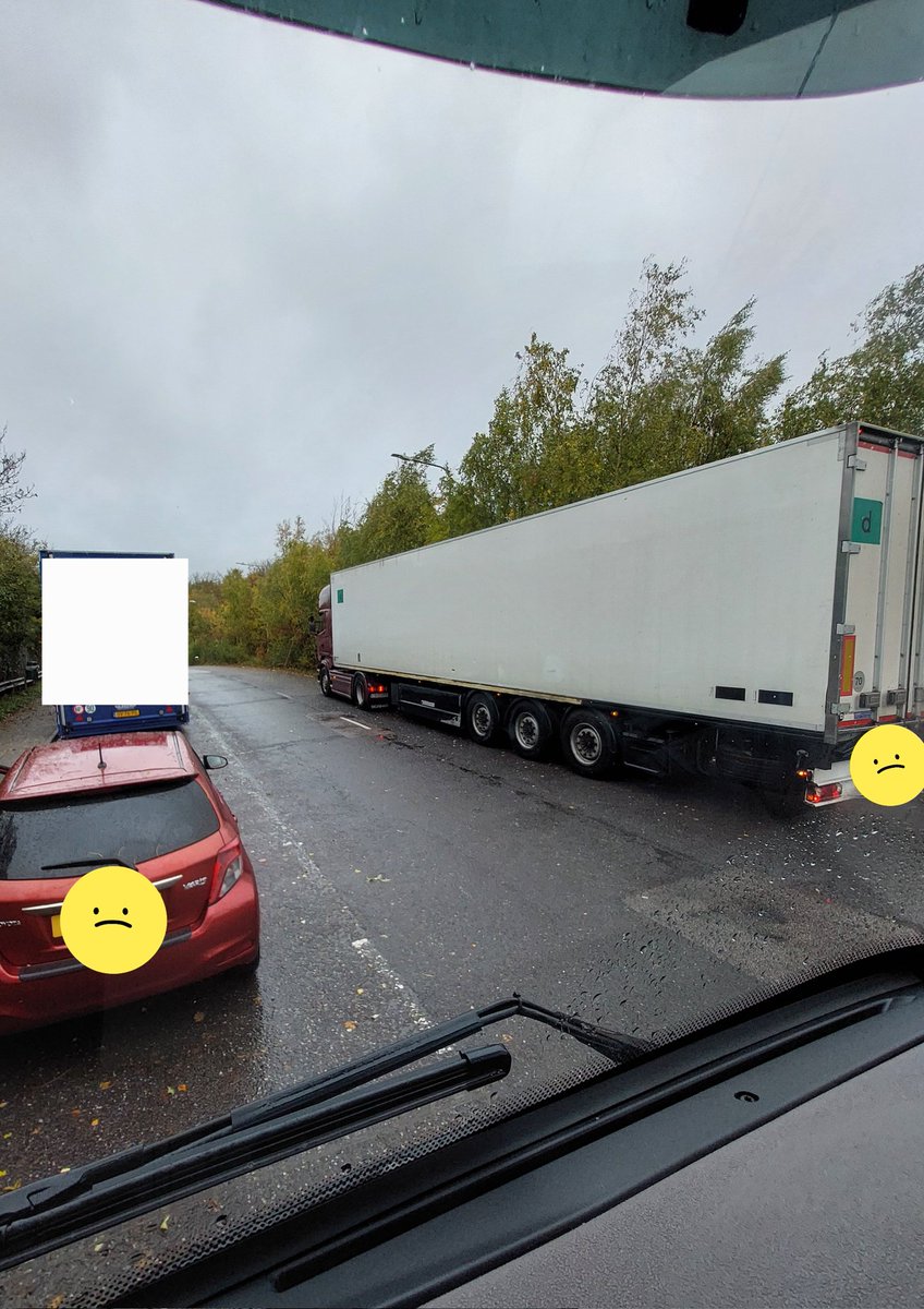 #Rpu3 This lorry driver decided to stop in a live lane to take his break as there was nowhere to park in the lay by. Driver issued with £100 fine and points. #OpTramline DS