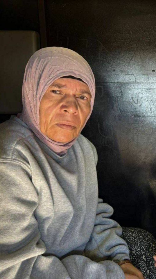 #متابعة_شهاب | 📌حديث الأسيرة المحررة من غزة سهام أبو سالم حول التعذيب والتنكيل في سجون الاحتلال 
▪ اعتُقلت في سجون الاحتلال لمدة عام وثمانية أشهر، وتم التحقيق معي مدة 17 يومًا في سجن عسقلان.
▪ جرى اعتقالي خلال نزوحنا عبر أحد الحواجز، وتم اعتقالي مع ابنتين من بناتي، وتركوا
