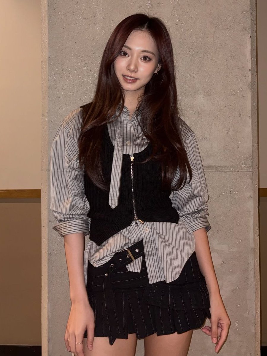 godmitzu's tweet image. Tzuyu thanking ONCEs who loved her for the last 10 years and even the ones who voted for her throughout Sixteen 🥺