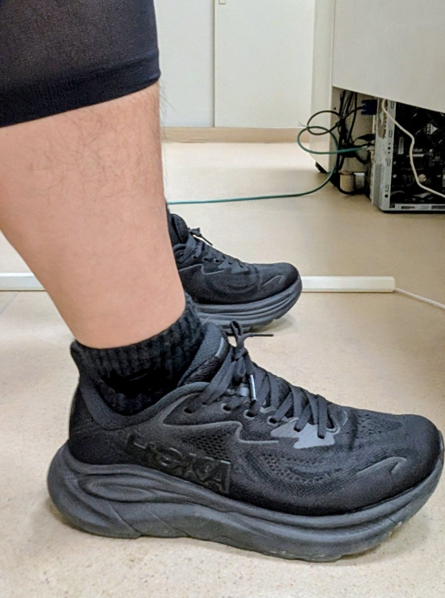 pluseven7's tweet photo. HOKA Clifton 10 triple black，相較於Bondi 9，跑步時我更喜歡Clifton 10的腳感。 https://t.co/Yko65jo0Z3