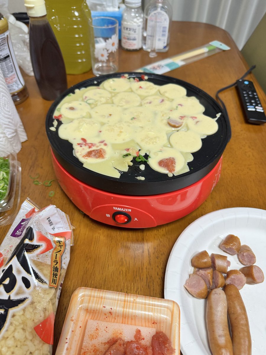 aiba_algorithm's tweet image. 妻とタコパなう。たこ焼きって美味いよな。ドバイでたこ焼き屋やって天下取るか。