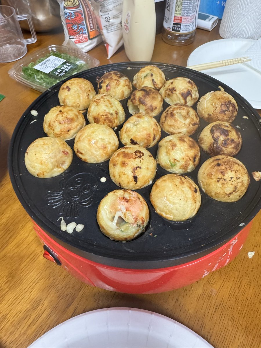 aiba_algorithm's tweet image. 妻とタコパなう。たこ焼きって美味いよな。ドバイでたこ焼き屋やって天下取るか。