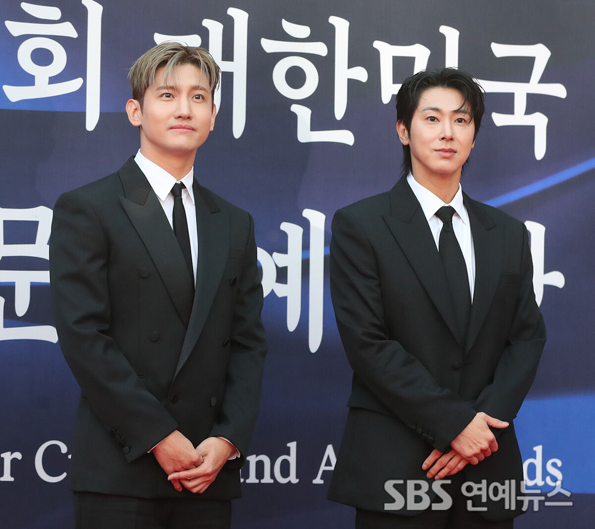 “[E포토] 동방신기, '대통령표창 받는 장수 아이돌'
👉 자세한 이야기 : ent.sbs.co.kr/news/article.d…

#중구 #서울 #행사 #대한민국 #e포토 #동방신기 #SBS연예뉴스_백승철_기자 #백승철
SBS연예뉴스(<a href="/SBSEnterNews/">SBS연예뉴스</a>) 팔로우해주세요!”