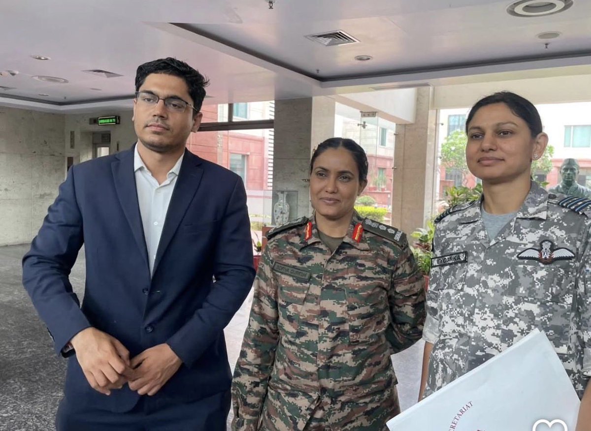 SaltAndScript's tweet image. Another loudspeaker for the terror-sponsoring BJP government and the Indian Army. Every word he utters comes straight from a script handed to him by the DPROs, who take their cues from Gen Sandeep Sharda, Modi’s loyal lapdog.

👇 The file she’s holding is where the script gets…