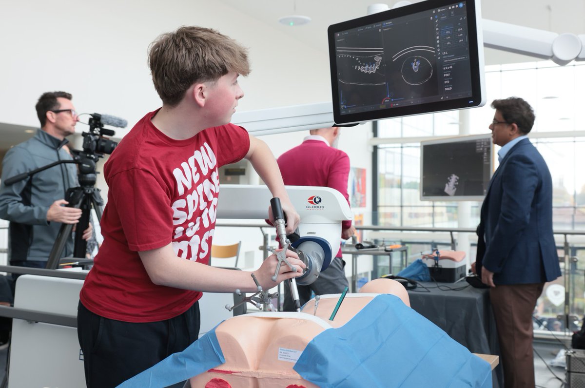 Spinal surgeons at UHNM have become the first in the UK to use the ‘Magic Leap’ system, new virtual reality goggle technology ➡️ uhnm.nhs.uk/latest-uhnm-ne…