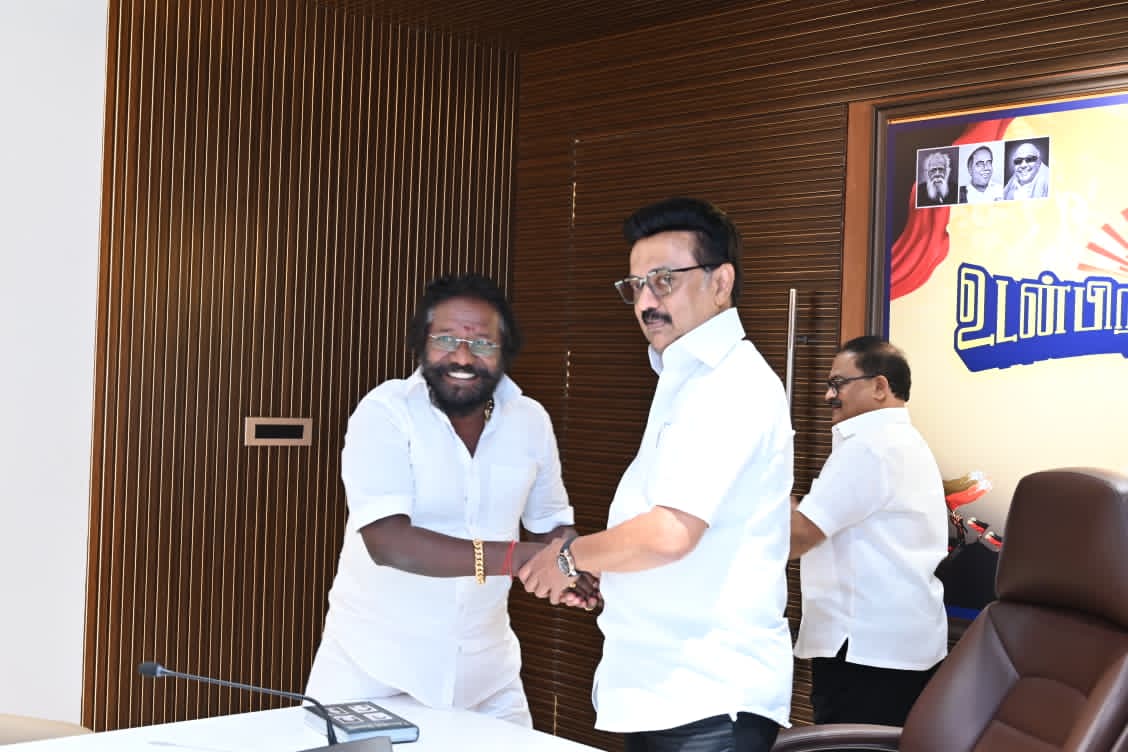 karunaasethu's tweet image. எதிர் வரும் அக்டோபர் 27 மருதுபாண்டியர்கள் ஜெயந்தி விழாவிற்கும் அக்டோபர் 30 தேசிய தலைவர் பசும்பொன் தேவர் ஜெயந்தி விழாவிற்கும் பசும்பொன்னில் நடைபெறும் குருபூஜை விழாவில் கலந்து கொள்ளவும் தமிழக முதல்வர் அவர்களை நேரில் சந்தித்து 
  அழைப்பு கொடுத்த போது