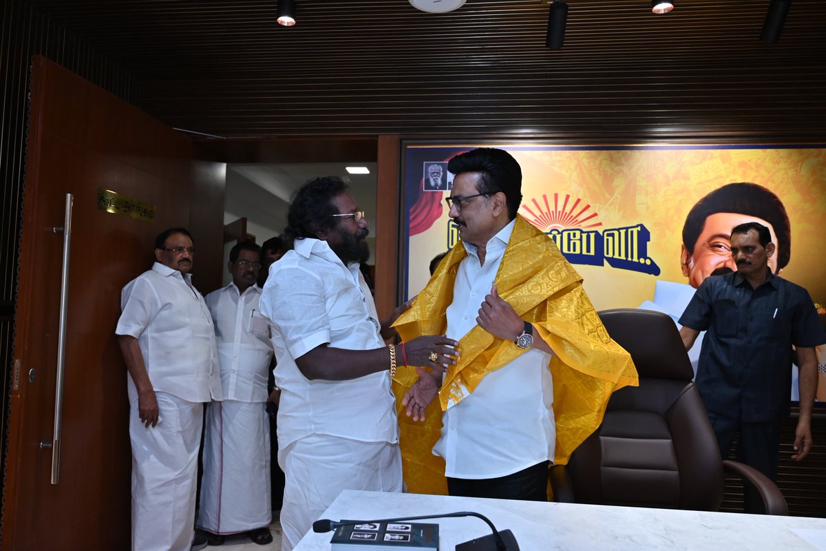 karunaasethu's tweet image. எதிர் வரும் அக்டோபர் 27 மருதுபாண்டியர்கள் ஜெயந்தி விழாவிற்கும் அக்டோபர் 30 தேசிய தலைவர் பசும்பொன் தேவர் ஜெயந்தி விழாவிற்கும் பசும்பொன்னில் நடைபெறும் குருபூஜை விழாவில் கலந்து கொள்ளவும் தமிழக முதல்வர் அவர்களை நேரில் சந்தித்து 
  அழைப்பு கொடுத்த போது