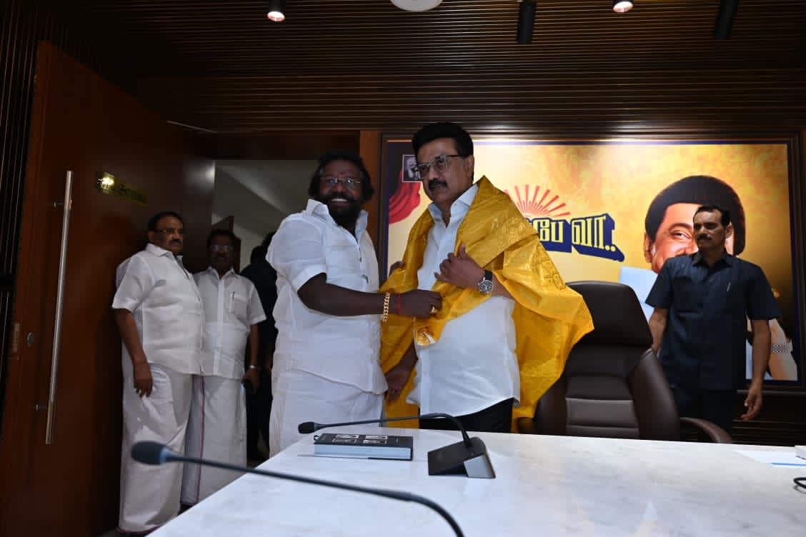 karunaasethu's tweet image. எதிர் வரும் அக்டோபர் 27 மருதுபாண்டியர்கள் ஜெயந்தி விழாவிற்கும் அக்டோபர் 30 தேசிய தலைவர் பசும்பொன் தேவர் ஜெயந்தி விழாவிற்கும் பசும்பொன்னில் நடைபெறும் குருபூஜை விழாவில் கலந்து கொள்ளவும் தமிழக முதல்வர் அவர்களை நேரில் சந்தித்து 
  அழைப்பு கொடுத்த போது