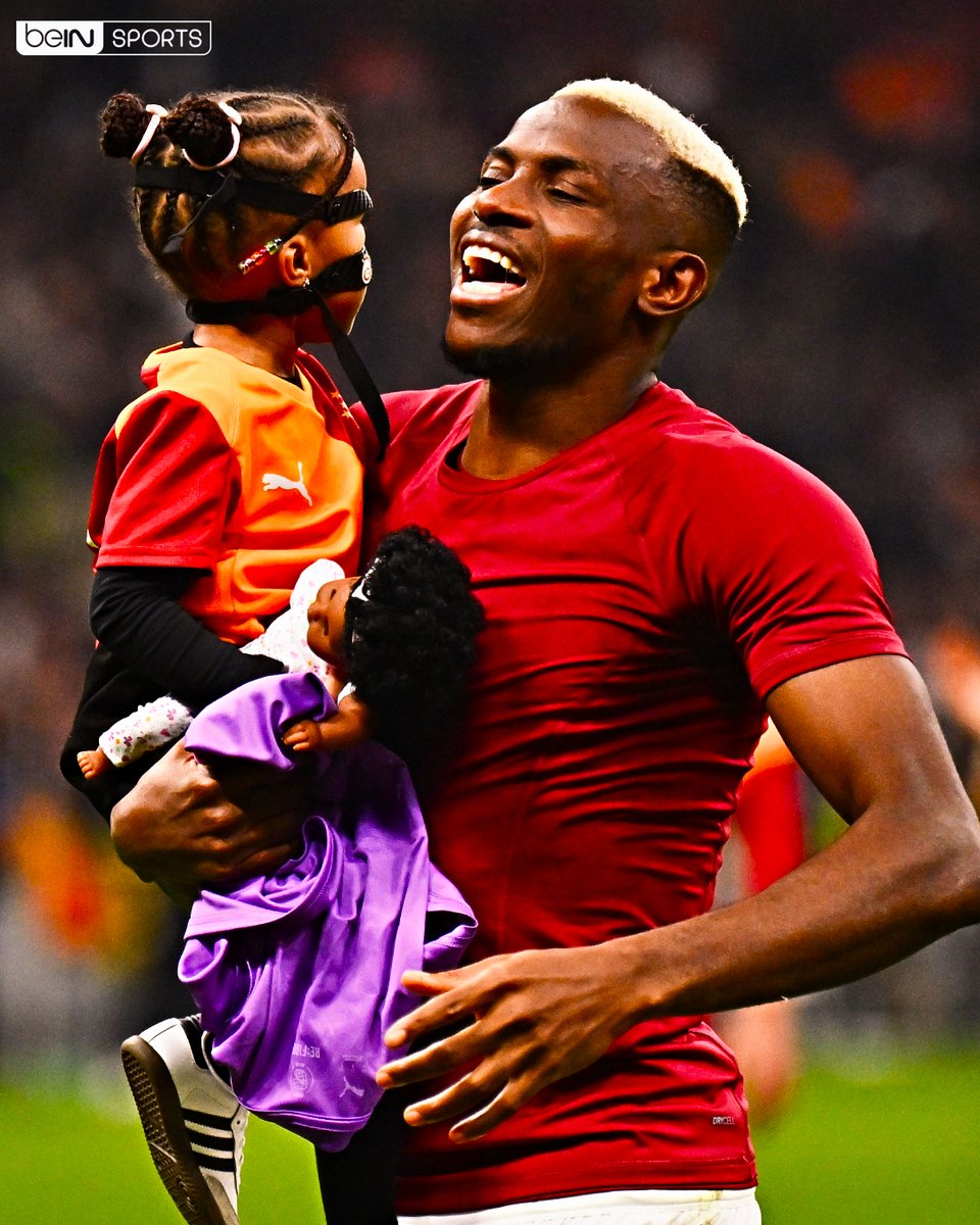 👨‍👧 Bodo/Glimt karşılaşmasının ardından Victor Osimhen, galibiyeti kızı Hailey ile kutladı... 

#UCL