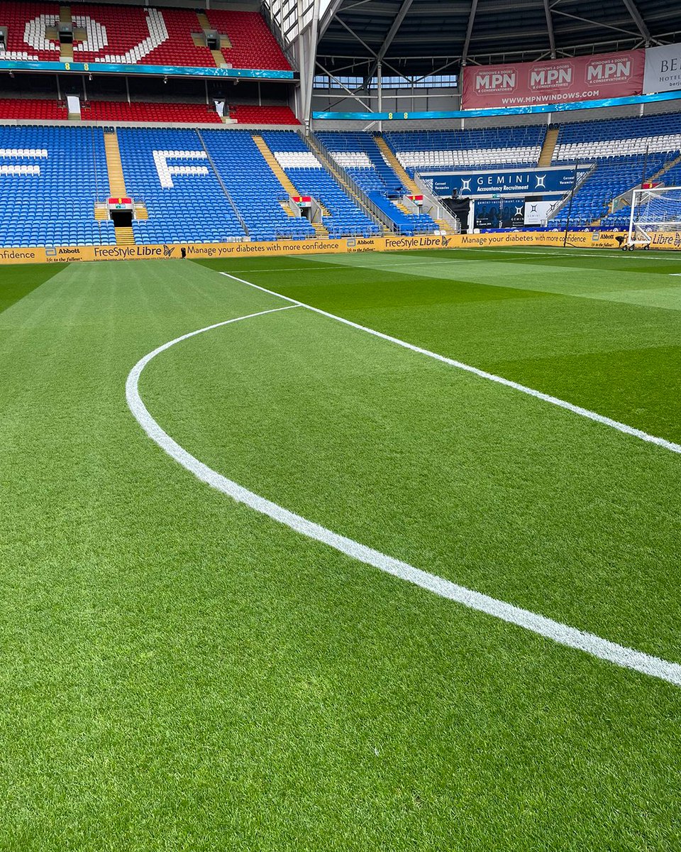 BowcomLineMark's tweet image. #ThrowbackThursday to the @Cymru Euro 2024 qualifiers which featured Bowcom line marking products 😍🏟️🏴󠁧󠁢󠁷󠁬󠁳󠁿⚽️

The Cardiff City Stadium pitch was marked using our Atom line marking applicator partnered with our sustainable Atomic line marking paint 👏🏻

📸 @liamjjjames 

#Bowcom