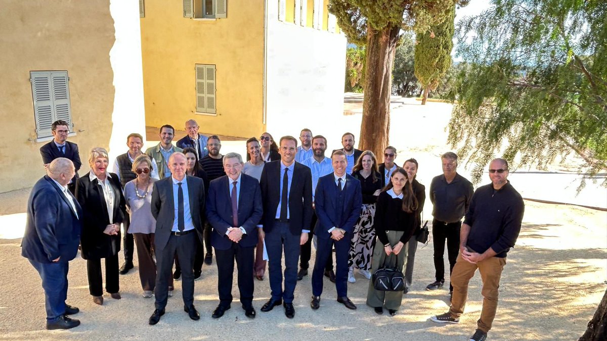 ✅️ Grand Projet Urbain et équipements culturels, logement social, dossiers économiques, préservation des zones agricoles… le préfet du #Var Simon Babre était en visite communale à l’invitation de Robert Bénéventi, maire d’Ollioules. 
➡️ L’occasion de faire un point précis sur