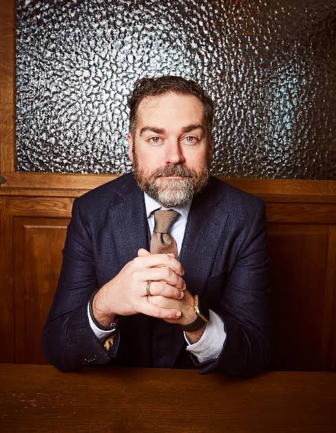 Column: De denktank die onze democratie opkoopt

Ze noemen het een onafhankelijke denktank. Zo’n keurige club van ex-politici die “boven de partijen” zou staan. Je kent het type: nette pakken, zachte toon, harde belangen. Aan het hoofd: Klaas Dijkhoff, VVD-coryfee, strategisch