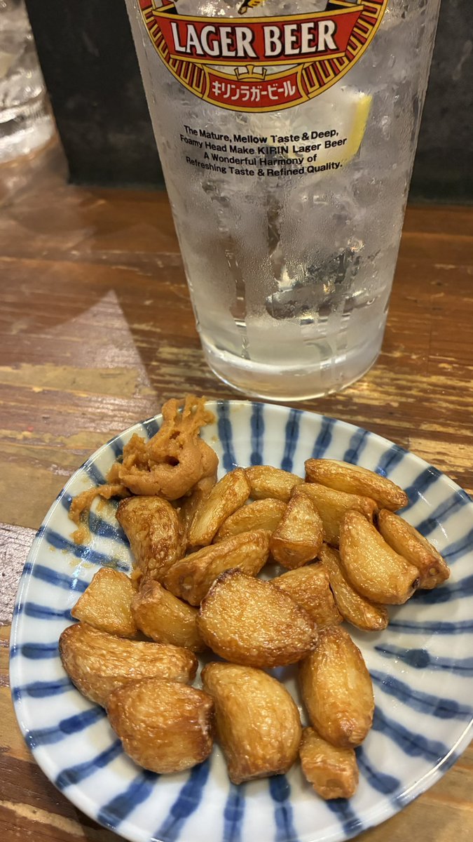 tokyoaloha's tweet image. 今宵の一品はニンニク揚げ✨✨✨
木曜日もお疲れ様です‼️
チューハイで皆さま乾杯🍻です👍