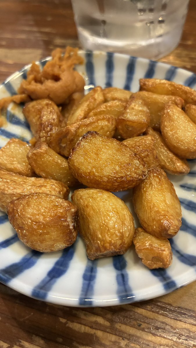 tokyoaloha's tweet image. 今宵の一品はニンニク揚げ✨✨✨
木曜日もお疲れ様です‼️
チューハイで皆さま乾杯🍻です👍