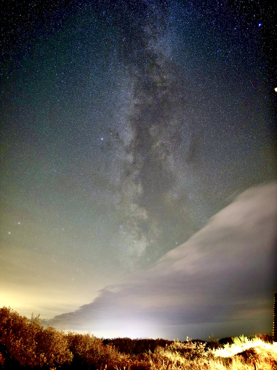 De oogst van gisteravond, het zag er lange tijd niet naar uit dat er een gat in de bewolking zou komen maar het geduld werd beloond met een bijzondere heldere hemel met miljarden sterren. Komeet C/2025 A6 (Lemmon), de Andromeda nevel M31 en met opkomende bewolking de Melkweg.