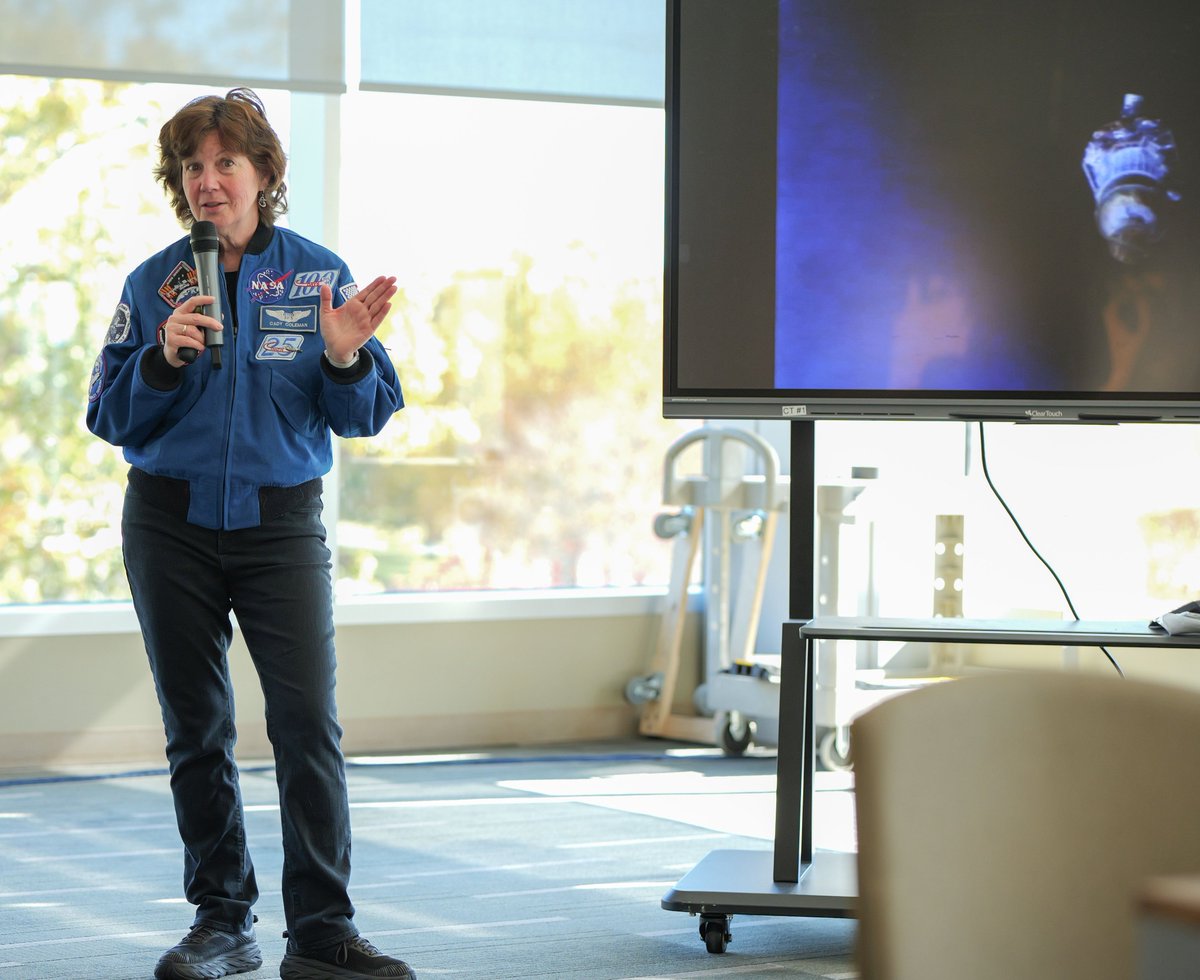 Astro_Cady's tweet image. Proud to be a trustee of @GfldCommCollege, and to have participated in their #STEMweek celebration! Some really good questions &amp;amp; great conversations with a mix of students, professors &amp;amp; staff. We had a great crowd, but it might have been because we all got to eat pizza! 😉🍕