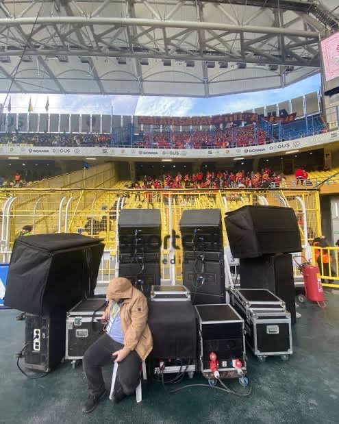 Kendi stadında 2 bin Galatasaray taraftarının sesini bastırabilmek için tüm hoparlörleri deplasman tribününün önüne yığanlar, şimdi çıkıp “Galatasaray sahte ıslık sesi veriyor” yalanlarını ortaya atıyor. Malum, 18 senedir Şampiyonlar Ligi marşını ya Galatasaray maçlarında ya da