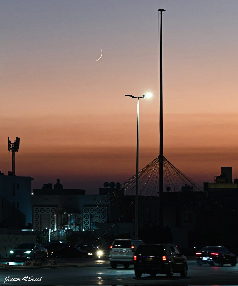 الهلال كما بدأ بسماء #محافظة_القطيف مغرب اليوم #جزيرة_تاروت #صفوى