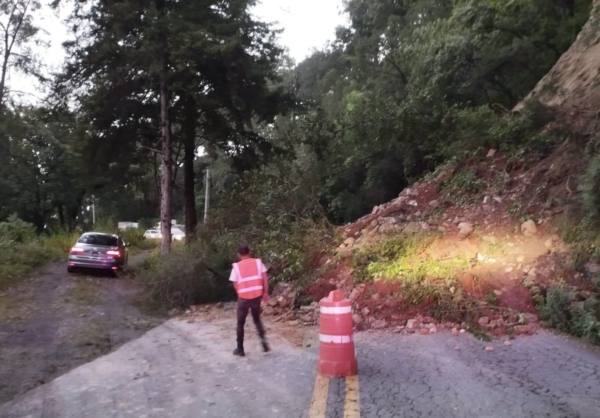 pciviledomex's tweet image. Elementos de la Unidad Municipal de Protección Civil de #Temascaltepec atienden un deslizamiento de tierra registrado en la carretera federal Toluca–Ciudad Altamirano, a la altura del kilómetro 73, el cual cubrió ambos carriles.