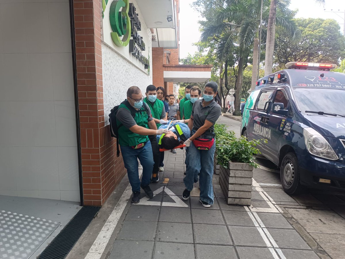 CLINICADEURGEN1's tweet photo. Hoy reforzamos nuestro compromiso con la prevención y la seguridad de todos.
El simulacro de evacuación nos permite aprender cómo actuar ante una emergencia, reconocer rutas seguras y fortalecer la cultura del autocuidado.
¡No lo tomes a la ligera, participa con responsabilidad! https://t.co/vGCRntfNr1