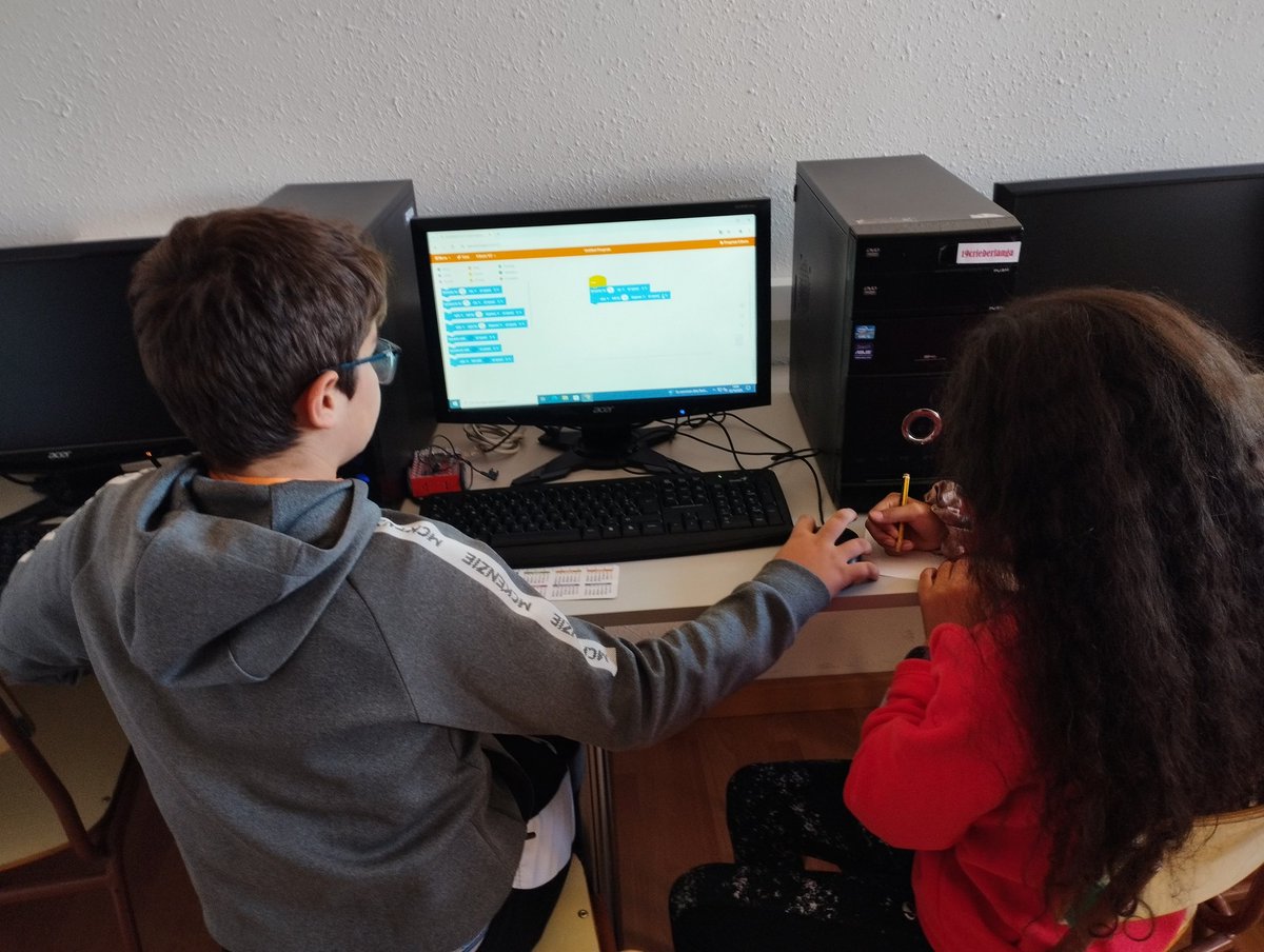<a href="/CrieBerlanga/">Crie Berlanga</a> Nos hemos iniciado en la programación Edscratch y hemos recorrido algunas leyendas de Gustavo A. Bécquer con el robot Edison y el alumnado del CEIP César Bedoya, CEIP Isabel de Castilla, CEIP Ntra Sra de la Asunción y CRA Río Eresma.
<a href="/educacyl/">Educación JCyL</a> <a href="/CFIEdeSoria/">CFIE de Soria</a>