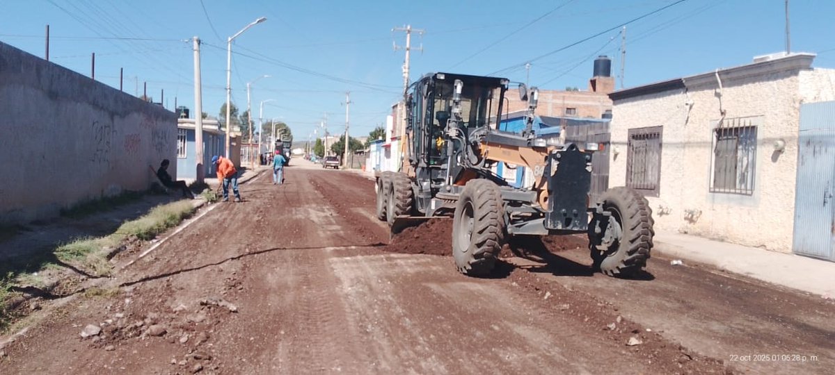 ObrasPublicasDG's tweet image. 🦺Terminan los trabajos de limpieza y preparación para tirar carpeta en la Callie Nellie Campobello en la colonia Santa Amelia.

@josejoseantonio
#DurangoEsElCamino