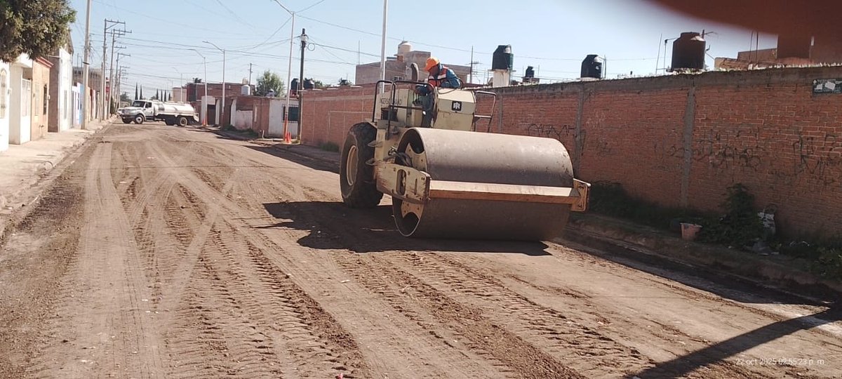ObrasPublicasDG's tweet image. 🦺Terminan los trabajos de limpieza y preparación para tirar carpeta en la Callie Nellie Campobello en la colonia Santa Amelia.

@josejoseantonio
#DurangoEsElCamino