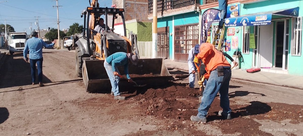 ObrasPublicasDG's tweet image. 🦺Terminan los trabajos de limpieza y preparación para tirar carpeta en la Callie Nellie Campobello en la colonia Santa Amelia.

@josejoseantonio
#DurangoEsElCamino