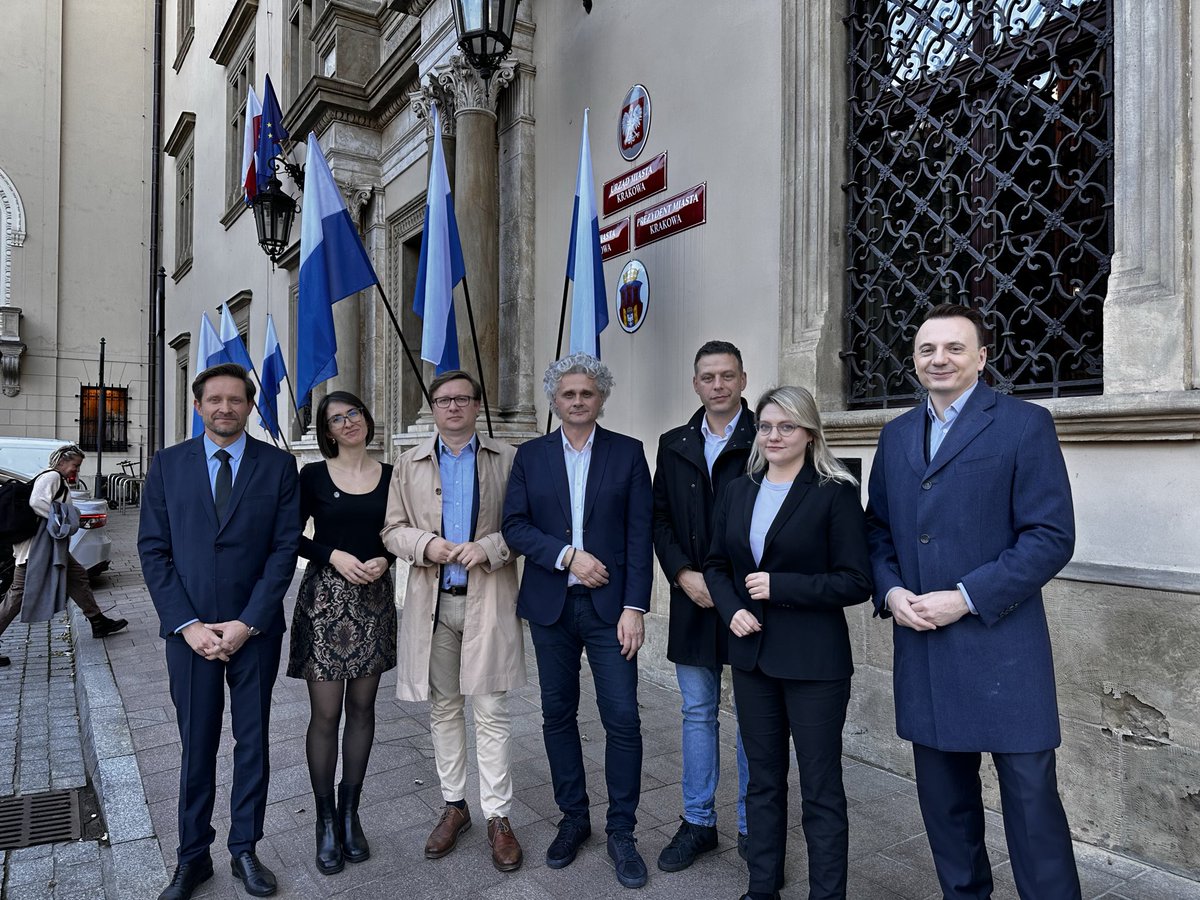 Radni z klubu Kraków dla Mieszkańców apelują do Premiera <a href="/donaldtusk/">Donald Tusk</a> i krakowskich parlamentarzystów o pilne przyjęcie ustawy metropolitalnej. Jak mówią - to dodatkowe pieniądze potrzebne Krakowowi. Tym bardziej gdy dług miasta cały czas rośnie.
<a href="/RadioKrakow/">Radio Kraków</a>