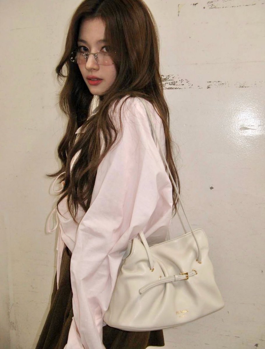 sanadorabel's tweet image. THIS SANA’S LOOK HELLO???