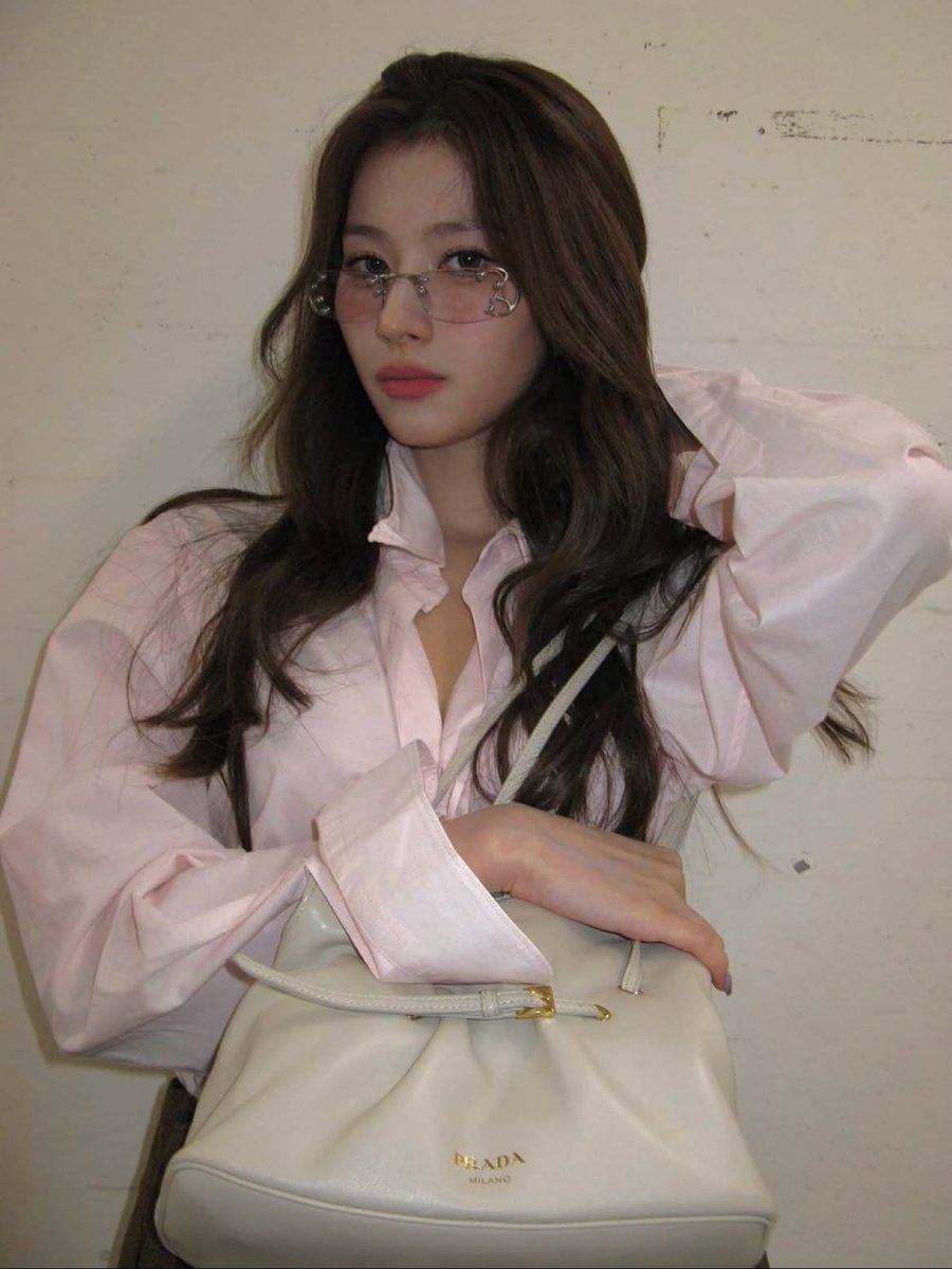 sanadorabel's tweet image. THIS SANA’S LOOK HELLO???